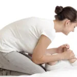 Profesora trabajando la estimulación temaprana con un bebe