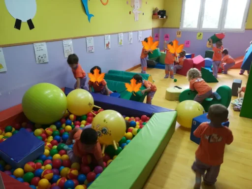 niños jugando en el aula de psicomotricidad